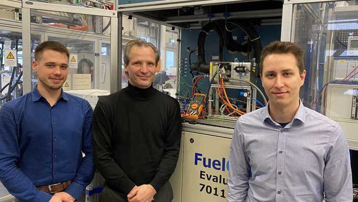 The EH2C team: Kai Tornow, Sven Schmitz and Christian Geml (from left to right) in the hydrogen and fuel cell lab at DHBW Mannheim The EH2C team: Kai Tornow, Sven Schmitz and Christian Geml (from left to right) in the hydrogen and fuel cell lab at DHBW Mannheim